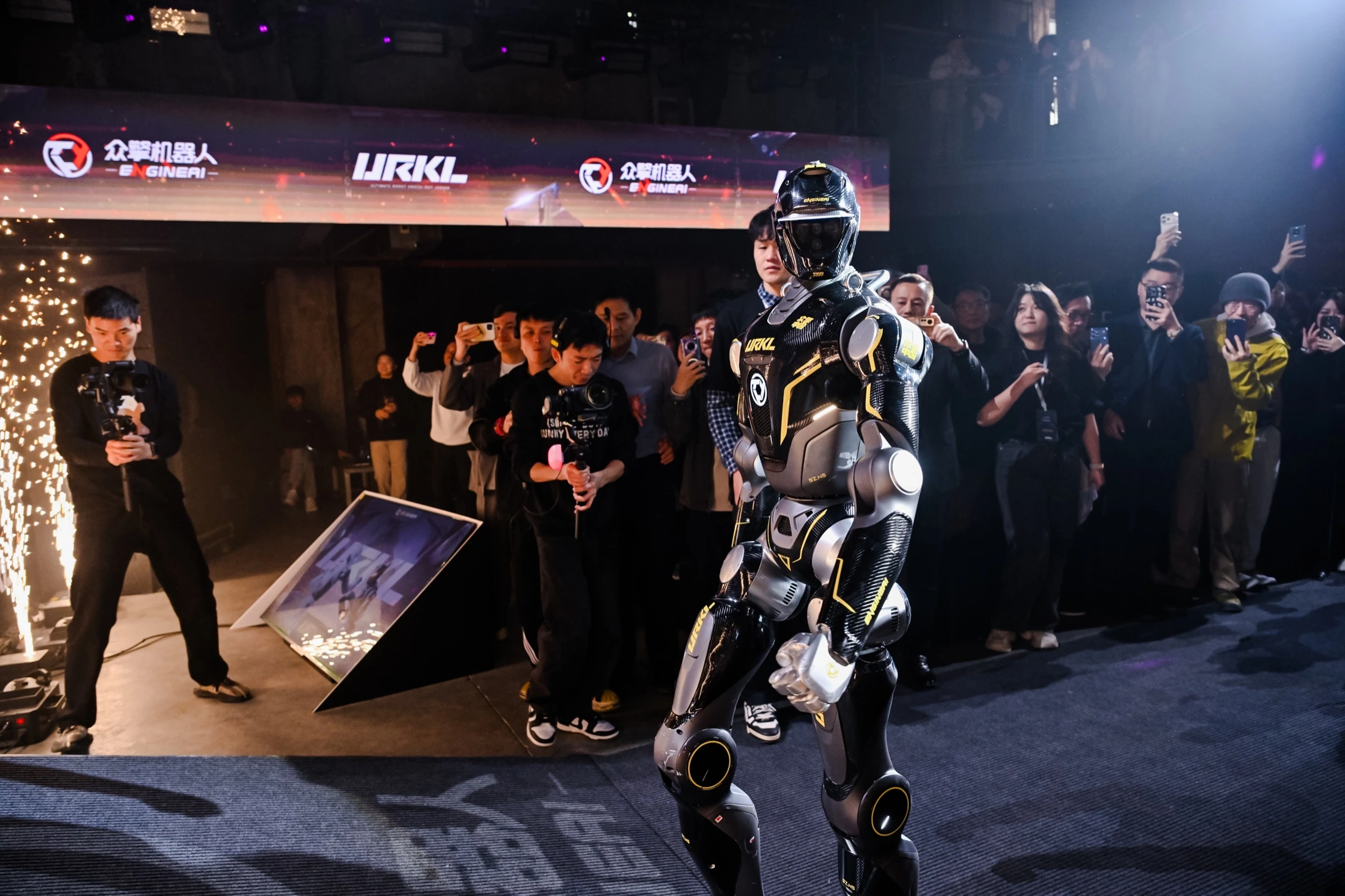 URKL fighter entering through the crowd